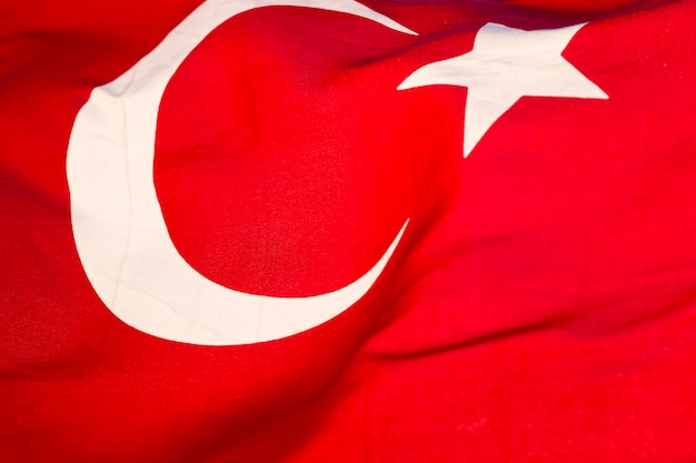 トルコの旗が風になびかせて