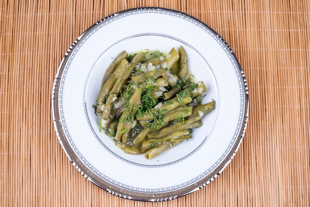 Foto cibo turco fave, aneto e olio d'oliva / zeytinyagli bakla.