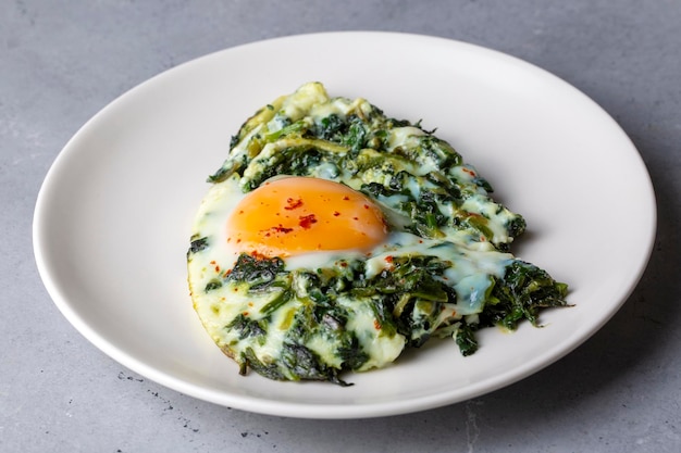 Photo turkish food spinach with egg turkish name ispanakli yumurta