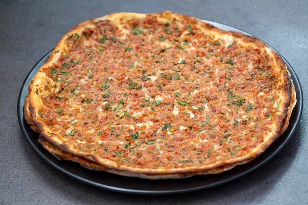 Foto cibi turchi; pizza turca - lahmacun