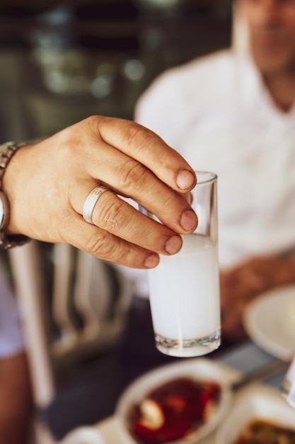 Tavolo da pranzo tradizionale turco e greco con bevanda alcolica speciale raki ouzo e raki turco i