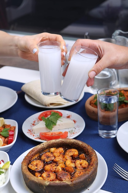 トルコとギリシャの伝統的なダイニングテーブル、特別なアルコールドリンクRakiOuzoとTurkishRaki