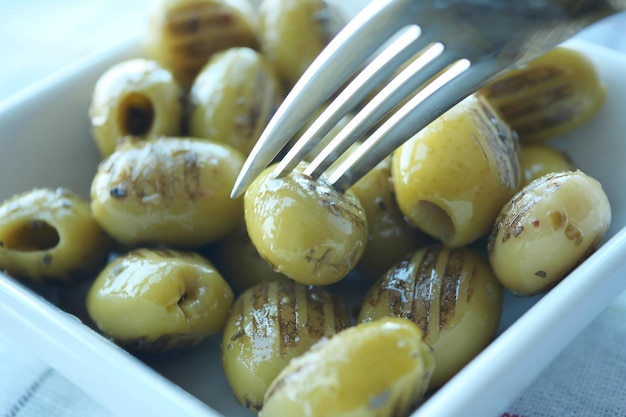 Photo turkish grilled olives with olive and tomato on plate