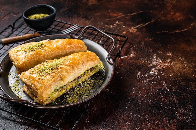 Foto bagno turco havuc dilim baklava con pistacchio sfondo scuro vista dall'alto copia spazio