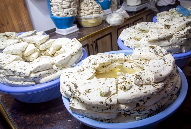 Сложенный турецкий сыр с травами - сыр Ван Отлу на сырном базаре. турецкое имя; Ван Пейнирсилер Карсизи
