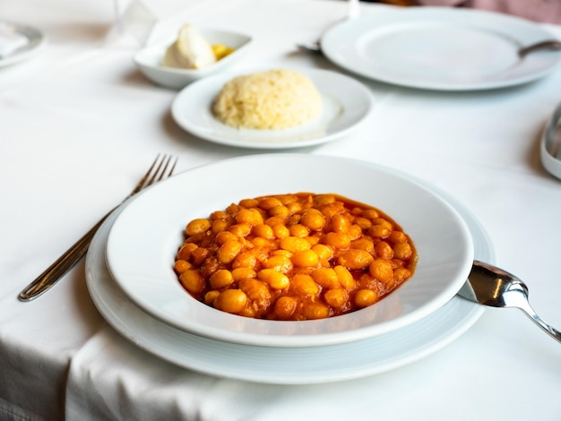 하얀 접시에 장식된 배경 Haricot Bean은 터키 전통 음식인 터키 Kuru Fasulye