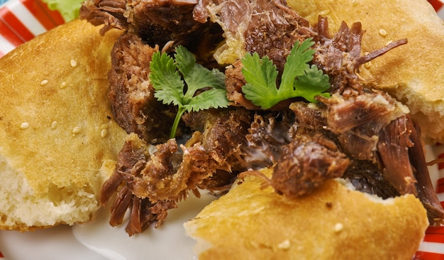 Photo turkish kuzu tandir - dish of baked lamb