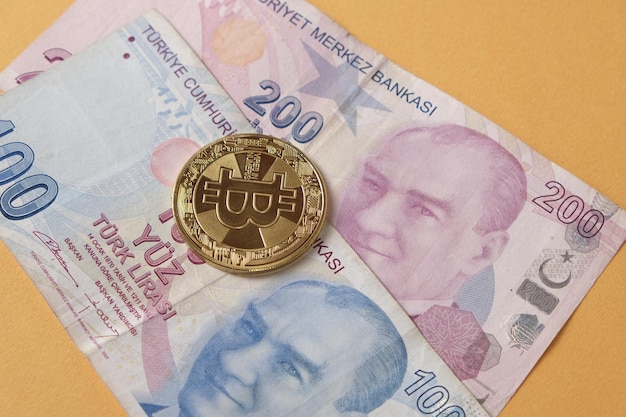 터키 리라 지폐와 비트코인 동전