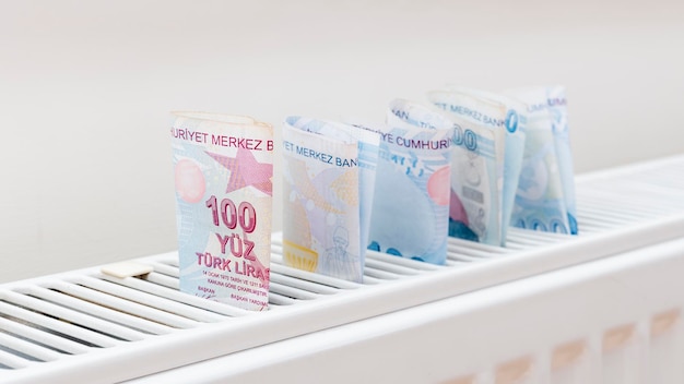 중앙 난방 라디에이터의 터키 리라 지폐 비싼 난방 비용의 개념