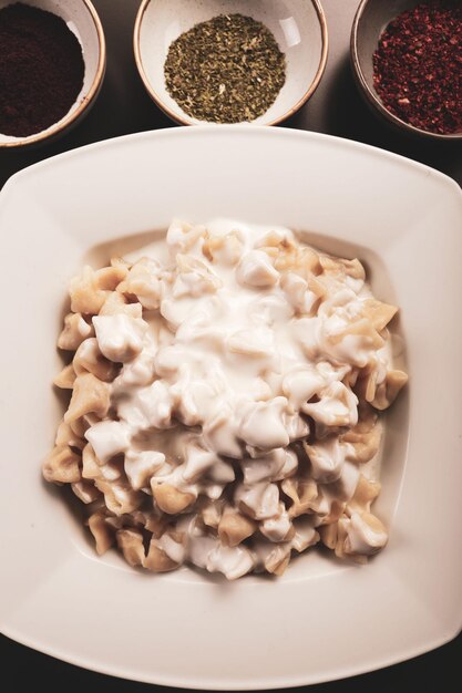 Photo turkish manti manlama on plate