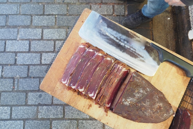 Foto pasturma di carne turca su una tavola da taglio