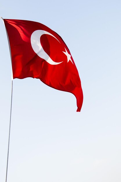 Photo turkish national flag hang on a pole in open air