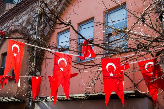 Photo turkish national flag hanging in the street in open air