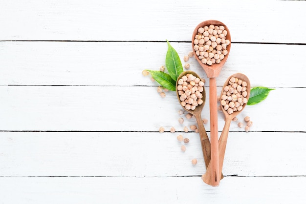 Photo turkish peas. nutt on a white background. top view. free copy space.