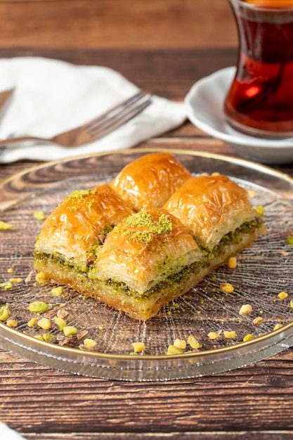 터키 피스타치오 바클라바 (Turkish Pistachio Baklava) 는 터키 요리의 맛있는 음식으로 나무 바탕에 바클라와 (Baklava on wood background) 를 가까이에서 볼 수 있다.