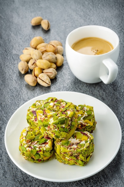 Foto delizia turca al pistacchio e tazza di caffè