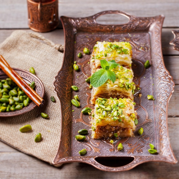 Foto baklava turco da dessert con pistacchio e pasta fillo