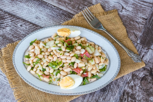 Турецкий салат Пияз с фасолью, луком и оливками