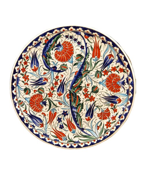 Photo turkish porcelain painted plate from avanos isolated on a white background