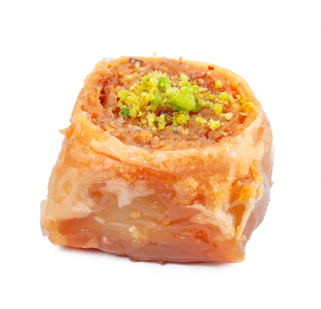 Baklava turco del dessert del ramadan isolato su bianco