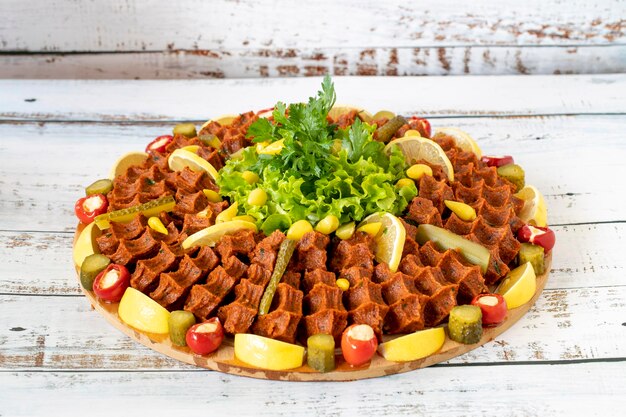 Photo turkish raw meatballs on a wooden background turkish cuisine delicacies local name cig kofte