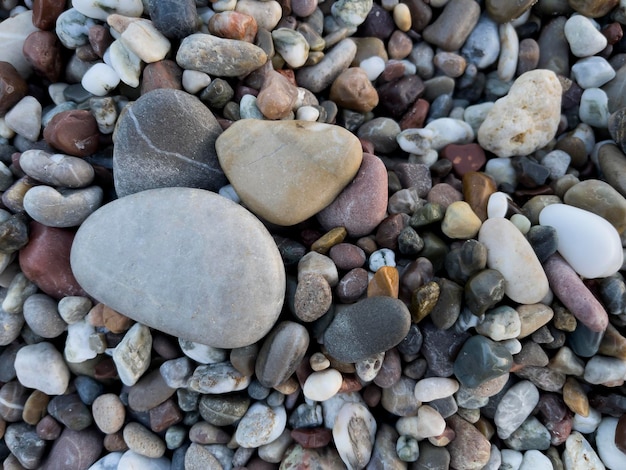トルコの海の小石のクローズアップ海岸の休暇旅行