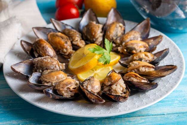 Foto cibo di strada turco muschelle ripiene di limone midye dolma