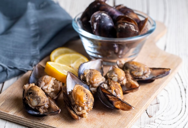 Photo turkish street food stuffed mussels with lemon midye dolma