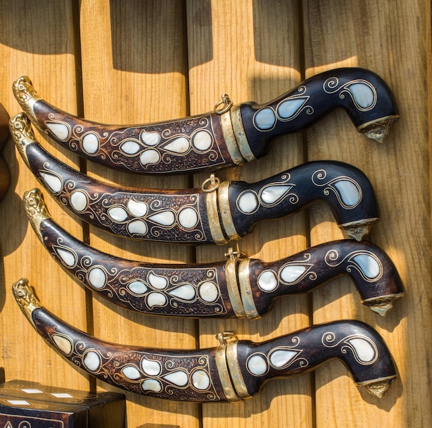 マザーオブパールの象眼細工が施されたトルコ風の短剣