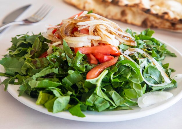 Photo turkish style onion arugula salad eruca vesicaria salad turkish name roka salatasi