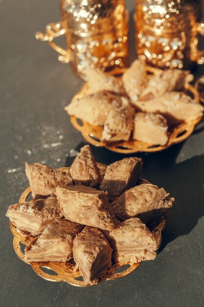 木製のテーブルの上のコーヒーとトルコのお菓子