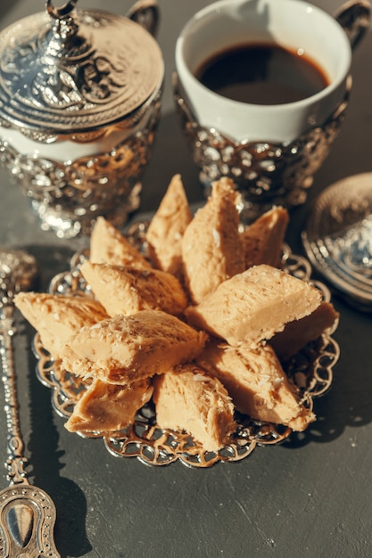 木製のテーブルの上のコーヒーとトルコのお菓子