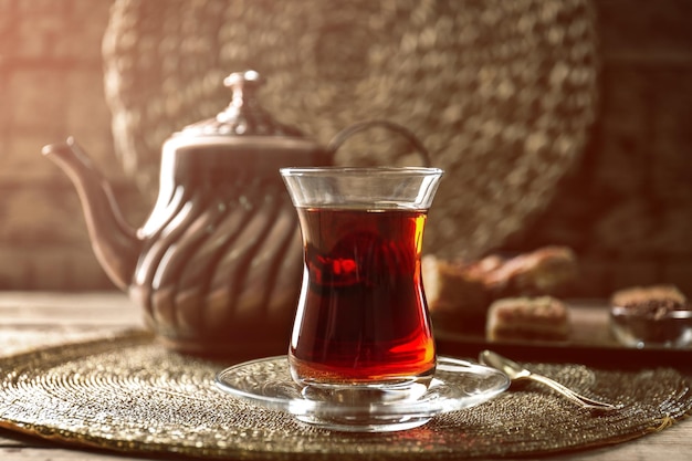 Photo turkish tea in traditional glass on tray closeup