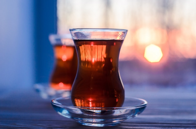 写真 本格的なガラスのカップとトルコのお茶