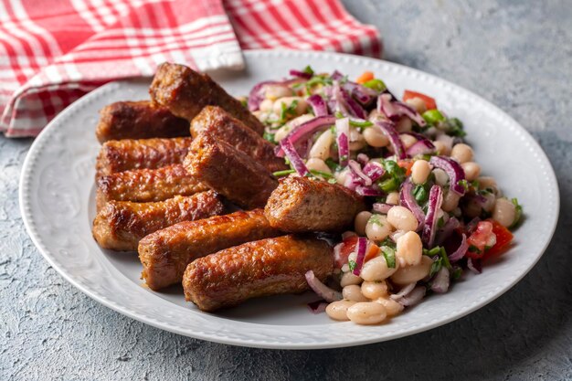 Photo turkish tekirdag or inegol kofte with piyaz salad