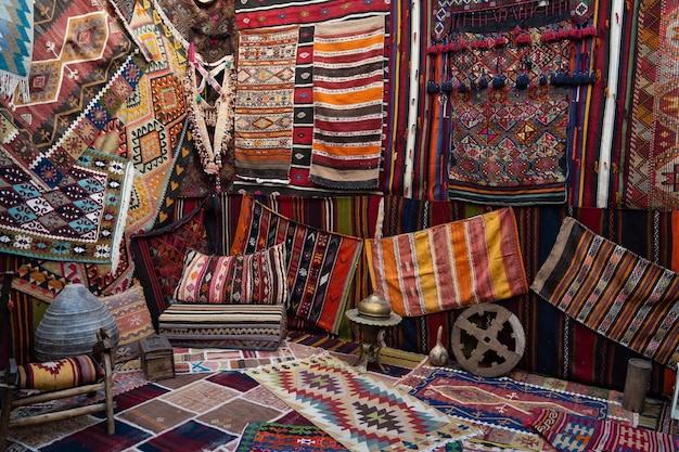 Турецкие традиционные антикварные ковры в интерьере
