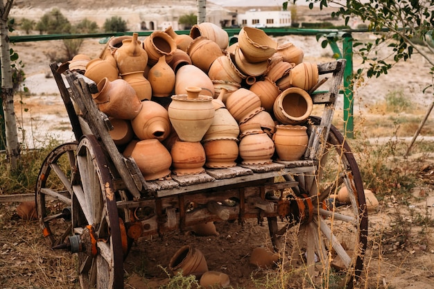 사진 카파도키아에서 터키 전통 점토 냄비 장식