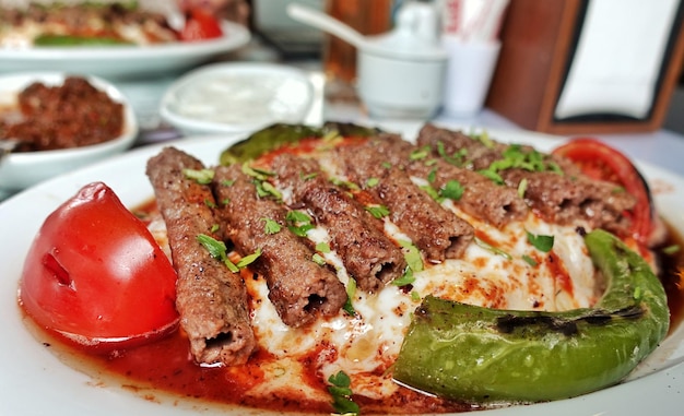 Photo turkish traditional food manisa kebab meat photo