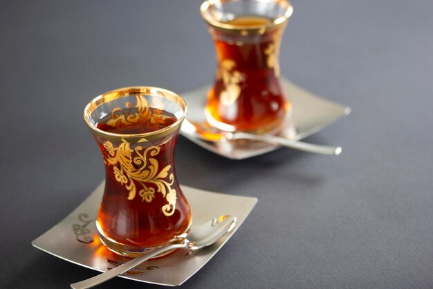 トルコの伝統的なお茶の温かい飲み物紅茶