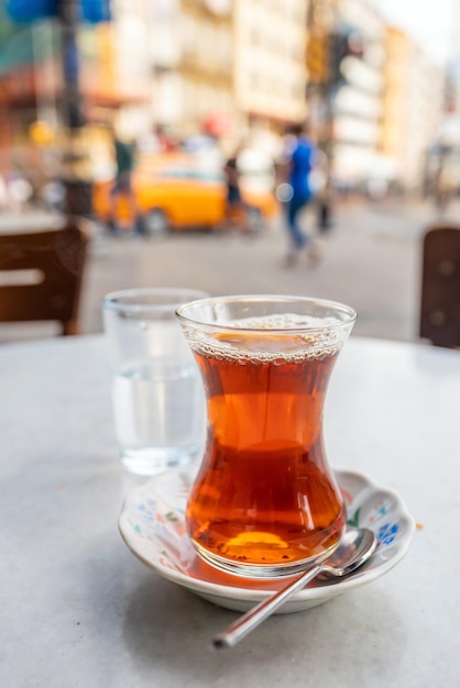 イスタンブールのトルコの伝統的なトルコ茶