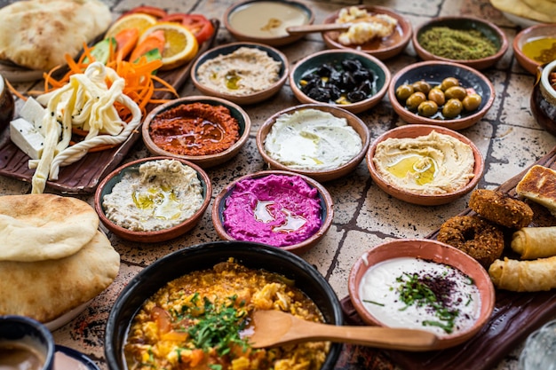 Turkish Village-ontbijttafel geserveerd in een restaurant. Bovenaanzicht.