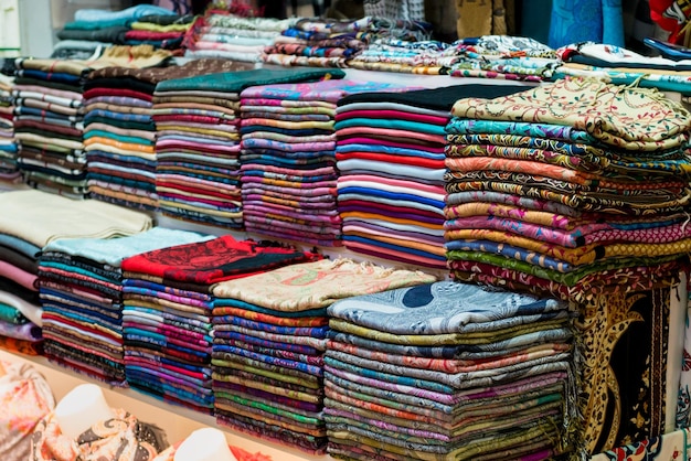 Foto tessuti turkishmade in negozio nel grand bazaar istanbul