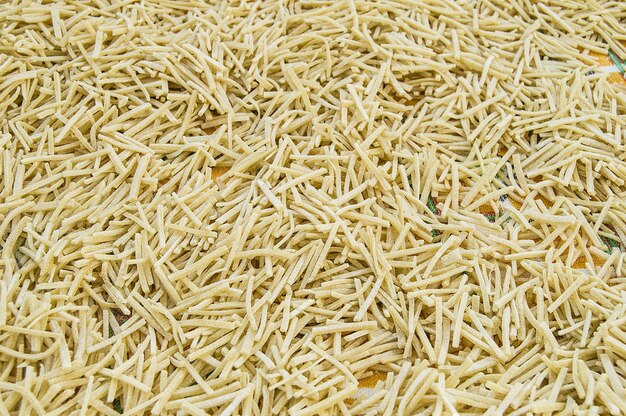 トルコ風自家製細棒麺生パスタ皿盛り