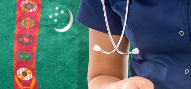 Turkmenistan vlag vrouwelijke arts met stethoscoop, nationaal gezondheidszorgsysteem