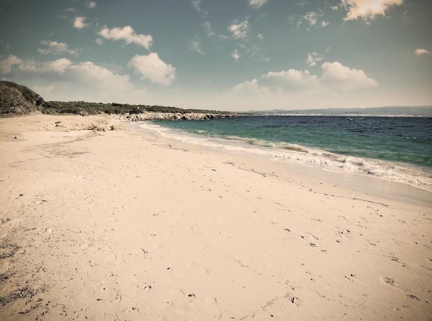 Turkoois water aan de kust in vintage toon Geschoten in Alghero, Italië