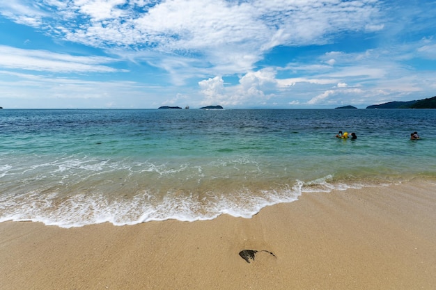 Turkoois water bij Kota Kinabalu Beach Sabah Borneo Maleisië