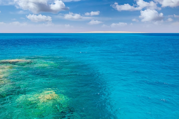 Turkoois water en koraalrif in de rode zee, egypte