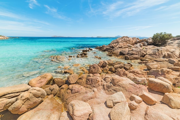 Turkoois water en rotsen in Capriccioli strand Sardinië