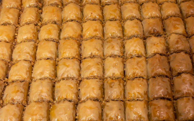 Turks baklava-dessert gemaakt van dunne bladerdeegnoten