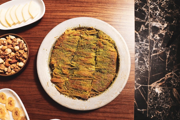 Turks dessert kunefe kunafa kadayif met pistachepoeder en kaas heet een snoepje gegeten